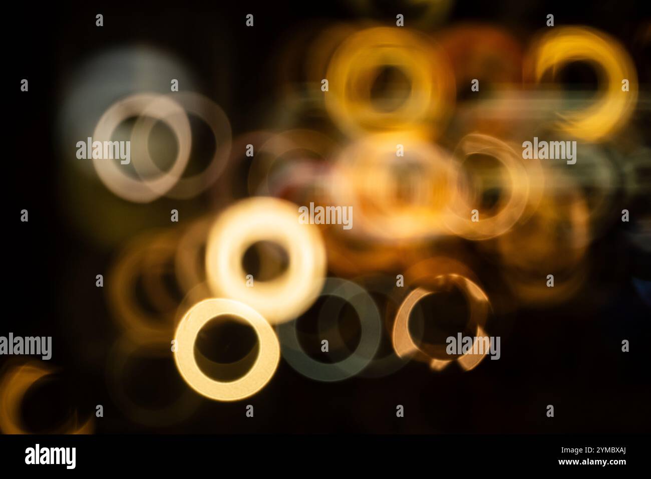 Lenti astratte, sfocate, sfocate, catadiottriche o reflex con riflessi bokeh a forma di ciambella di notte. Foto Stock
