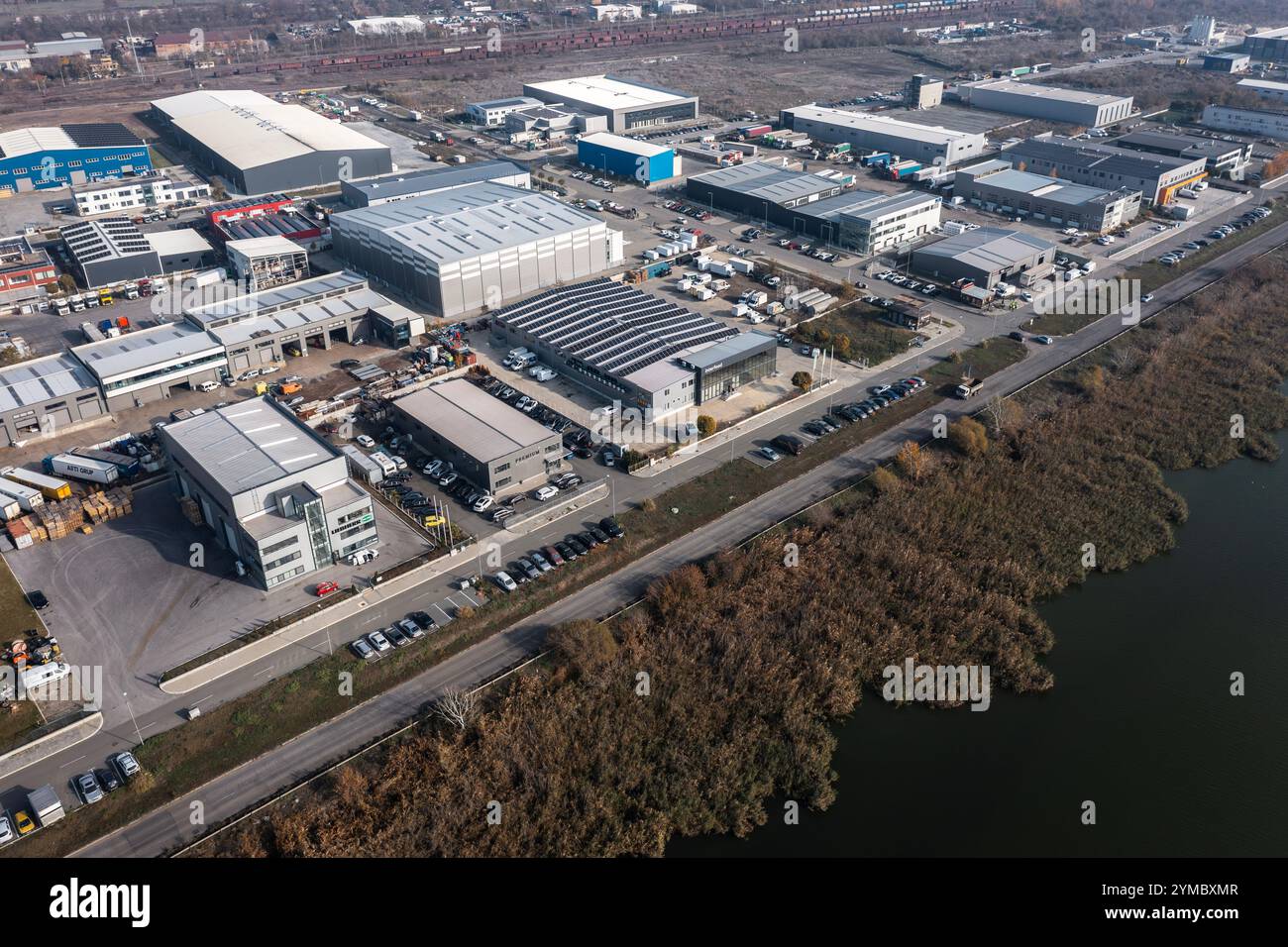 Burgas, Bulgaria - 20 novembre 2024: Veduta aerea di un parco industriale e commerciale a Burgas, Bulgaria Foto Stock