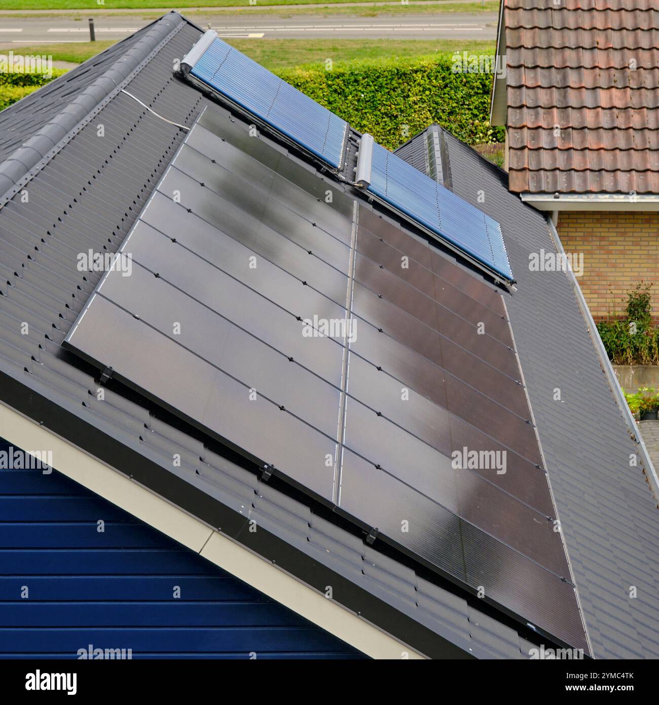 pannelli solari installati sul tetto di una casa residenziale, che mostrano l'integrazione dell'energia rinnovabile nella vita moderna. Una dimostrazione di sustaina Foto Stock