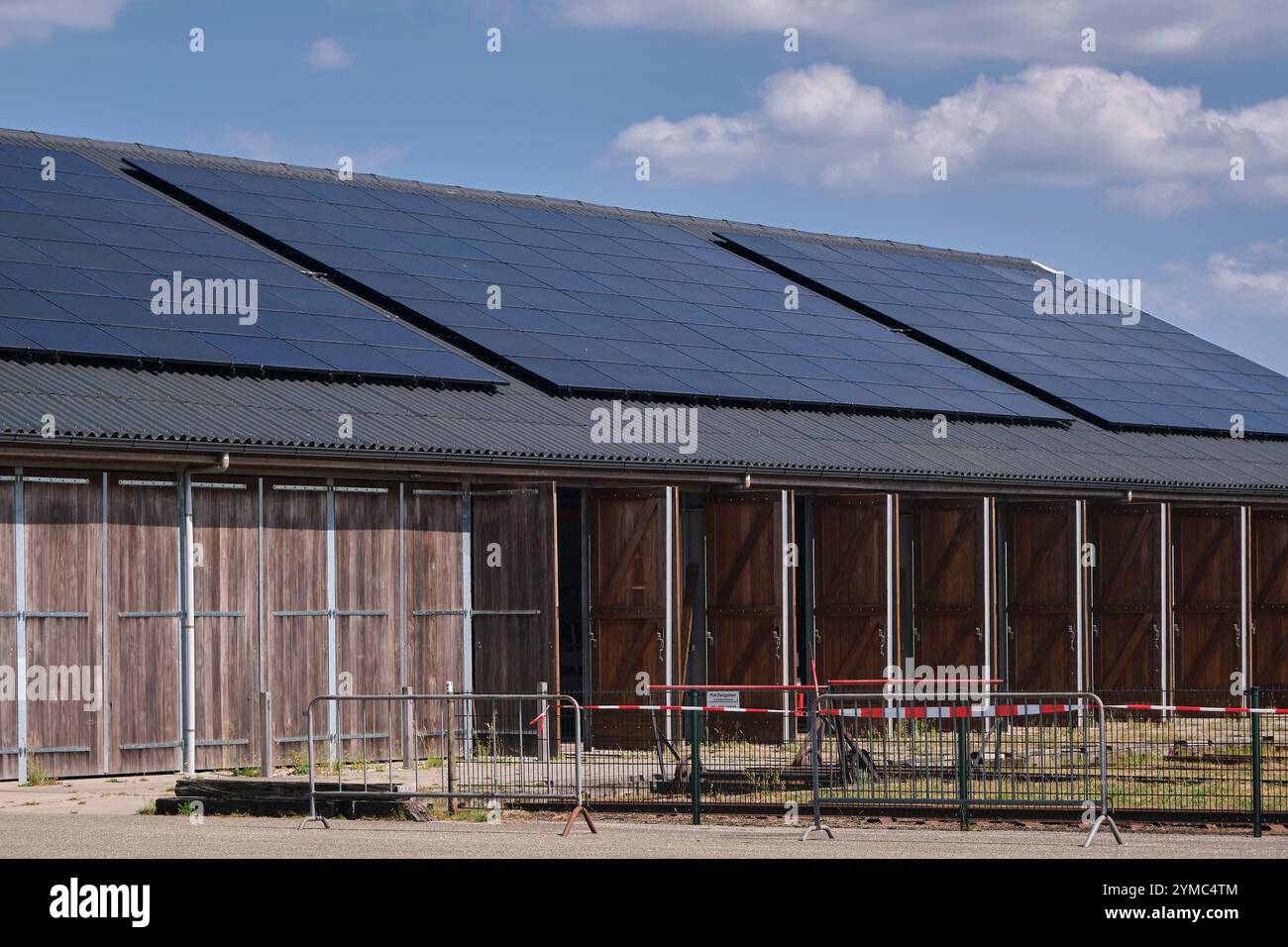 Un'ampia gamma di pannelli solari installati su un tetto di un edificio agrario che promuove la transizione verso l'energia verde nei Paesi Bassi, una dimostrazione di sostentamento Foto Stock