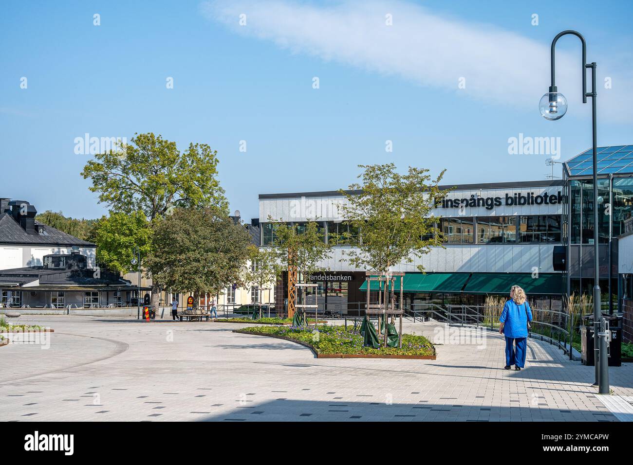 Piazza Bergslagstorget nel centro di Finspång, in Svezia, vuota in un sabato soleggiato e insolitamente caldo nel settembre 2024. Foto Stock