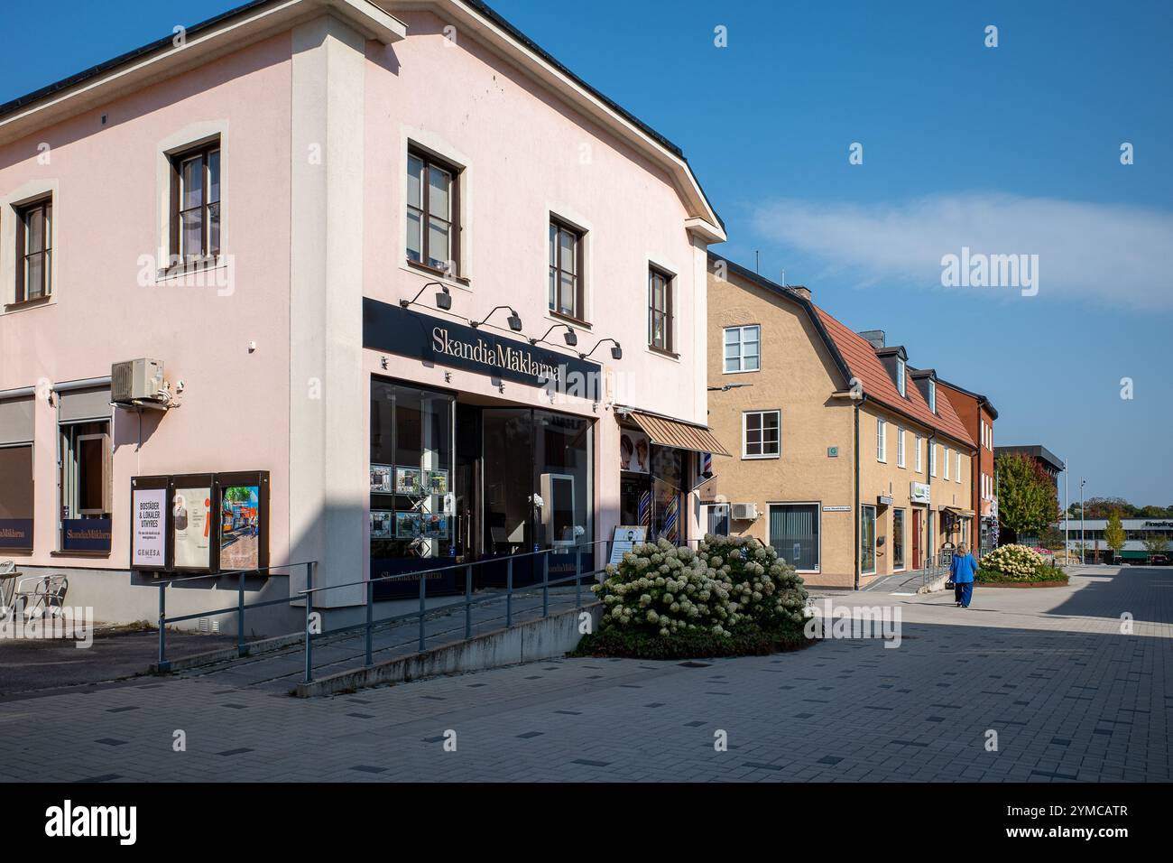 Edifici d'epoca nel centro di Finspång in Svezia in un sabato soleggiato e insolitamente caldo nel settembre 2024. Finspång è una storica città industriale Foto Stock