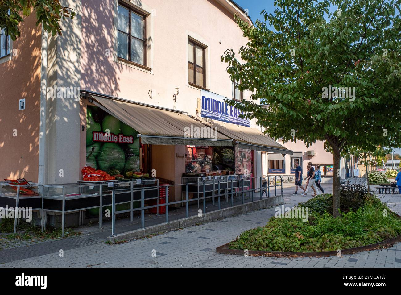 Edifici d'epoca nel centro di Finspång in Svezia in un sabato soleggiato e insolitamente caldo nel settembre 2024. Finspång è una storica città industriale Foto Stock