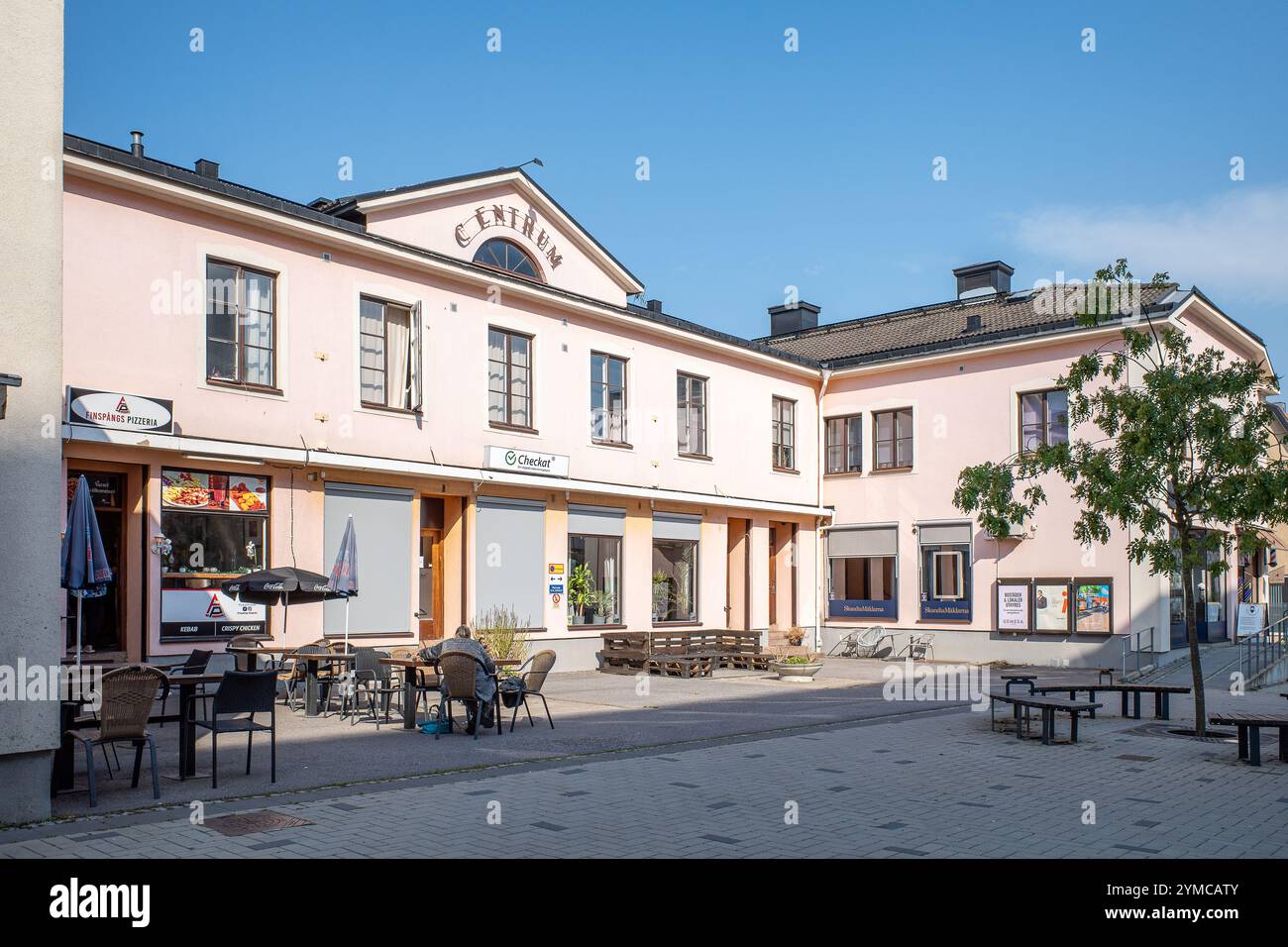 Edifici d'epoca nel centro di Finspång in Svezia in un sabato soleggiato e insolitamente caldo nel settembre 2024. Finspång è una storica città industriale Foto Stock