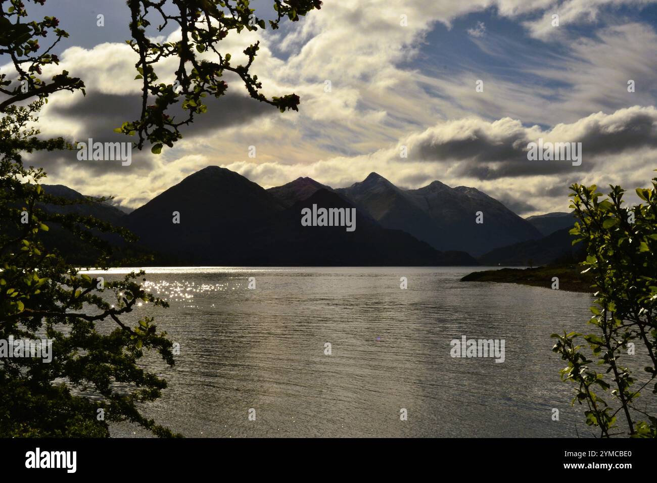 Fotografia delle cinque Sorelle, Glen Shiel, West Highlands della Scozia Foto Stock
