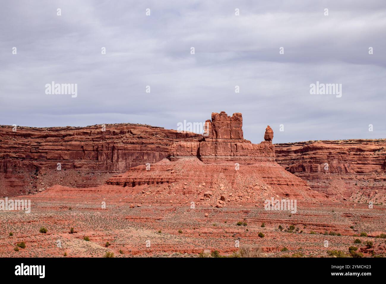 Affascinante paesaggio intorno al Lady in the Bathtub Butte, situato nella Valle degli dei dello Utah. Le splendide formazioni di roccia rossa contrastano in modo splendido Foto Stock