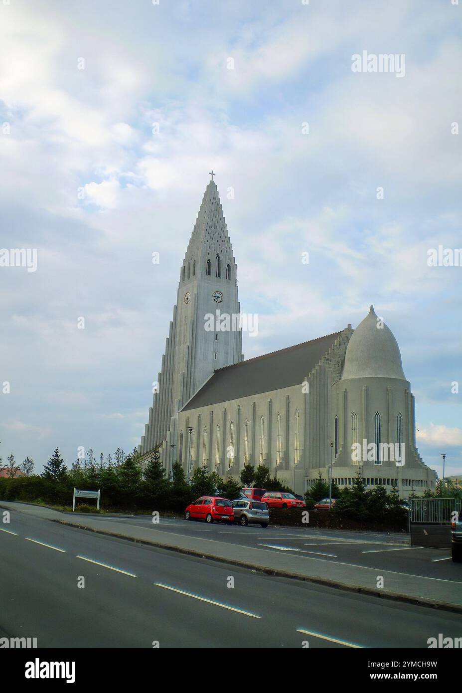 Chiesa di Reykjavik, chiesa di Hallgrimskirkja Islanda. Hallgrímskirkja è una chiesa parrocchiale luterana situata a Reykjavík, in Islanda. A 74,5 metri Foto Stock