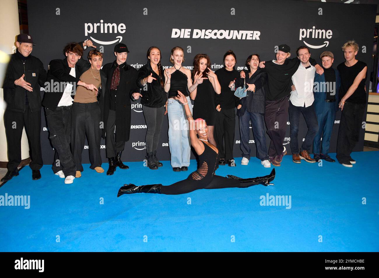 Marc Hosemann, Oskar Belton, David Ali Rashed, Merlin Sandmeyer, lo Rivera, Klara Lange, Nura Habib Omer, Marie Bloching, Hannah Schiller, Trixi Strobel, Bruno Alexander, Maximilian Janisch, Leon Seidel e Emil Belton bei der Release Party zur Amazon prime Video-serie Die Discounter - Staffel 4 im Colosseum. Berlino, 20.11.2024 *** Marc Hosemann, Oskar Belton, David Ali Rashed, Merlin Sandmeyer, lo Rivera, Klara Lange, Nura Habib Omer, Marie Bloching, Hannah Schiller, Trixi Strobel, Bruno Alexander, Maximilian Janisch, Leon Seidel e Emil Belton alla festa per l'uscita di Amazon prime Video Foto Stock