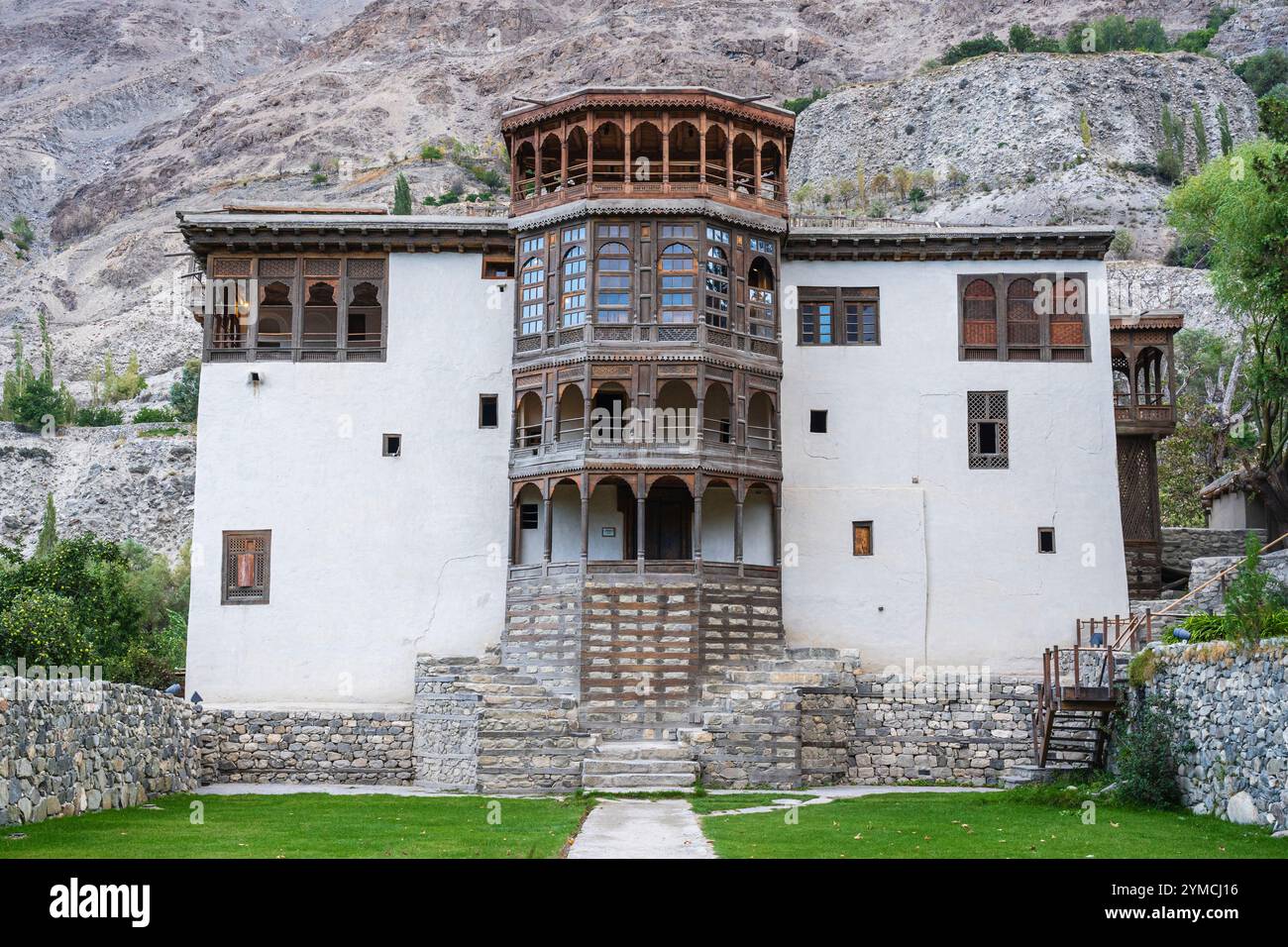 Khaplu, Ghanche, Gilgit-Baltistan, Pakistan - 09 17 2024 : Vista panoramica del lussuoso Serena Khaplu Palace hotel ex residenza reale aka Yabgo Khar Foto Stock