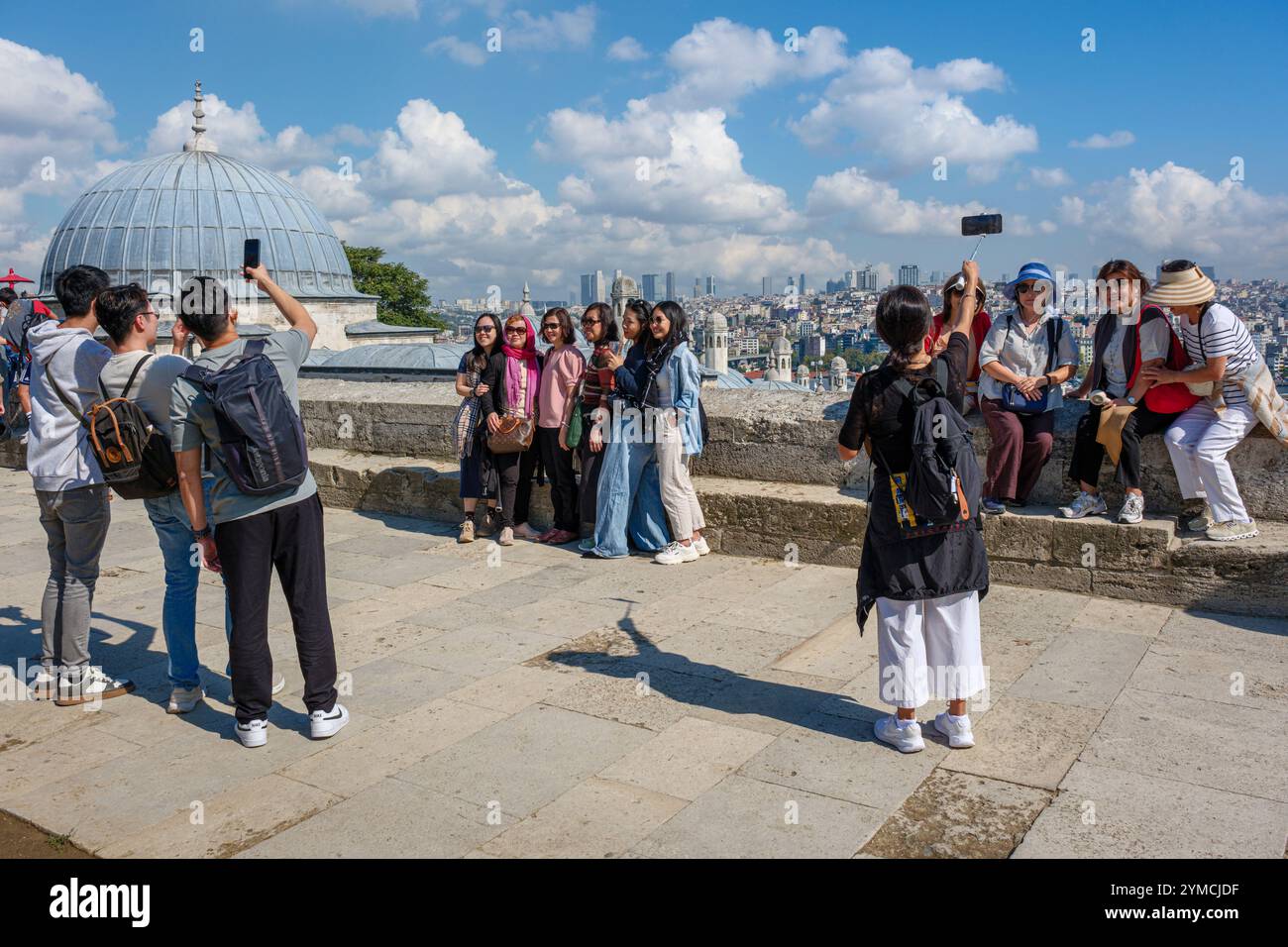 Turisti asiatici che scattano foto di gruppo al punto panoramico della moschea di Süleymaniye, Istanbul, Turchia Foto Stock