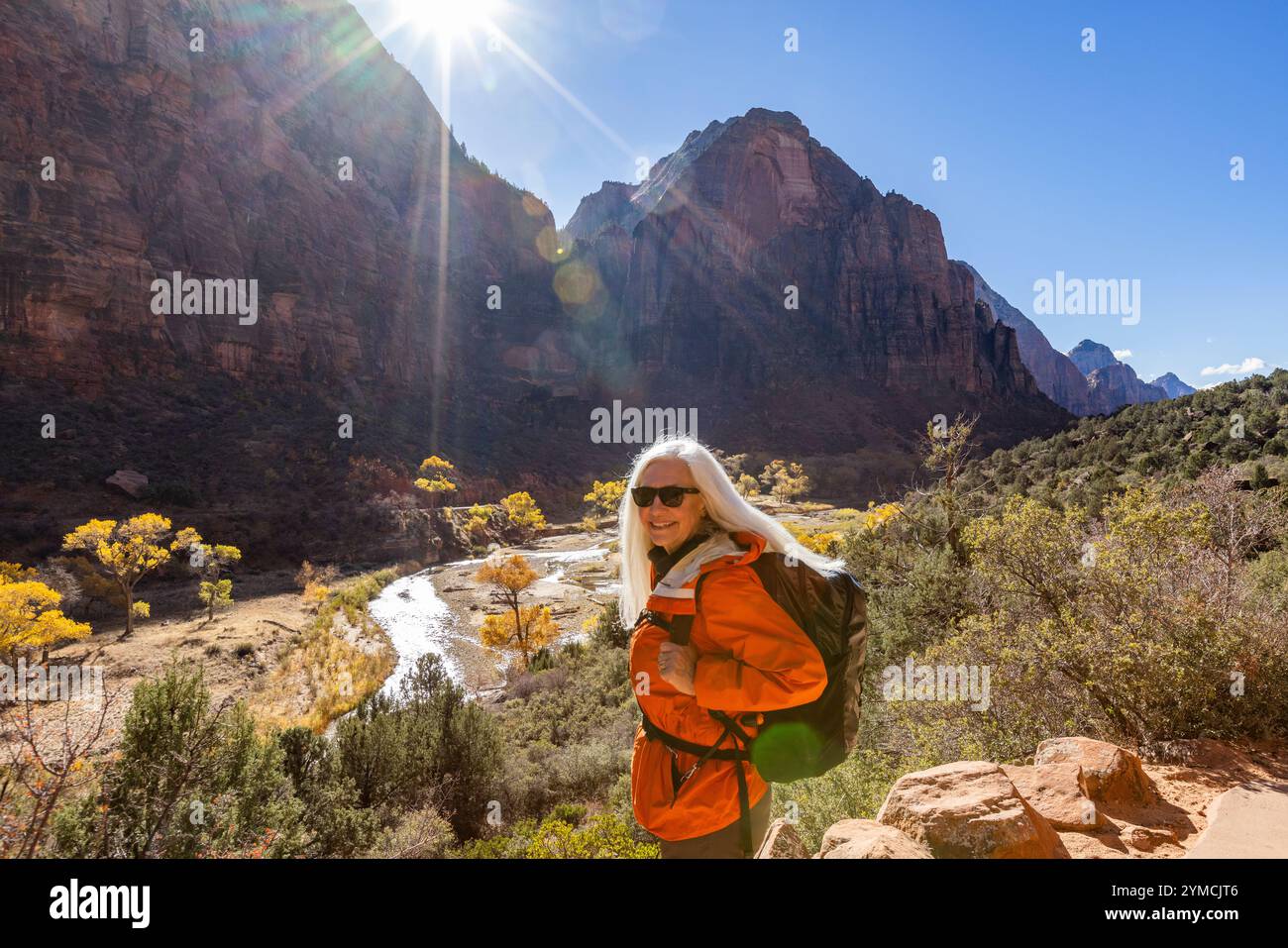 Ritratto di donna che fa un'escursione vicino all'Angels Landing Trail, affacciato sul fiume Virgin Foto Stock