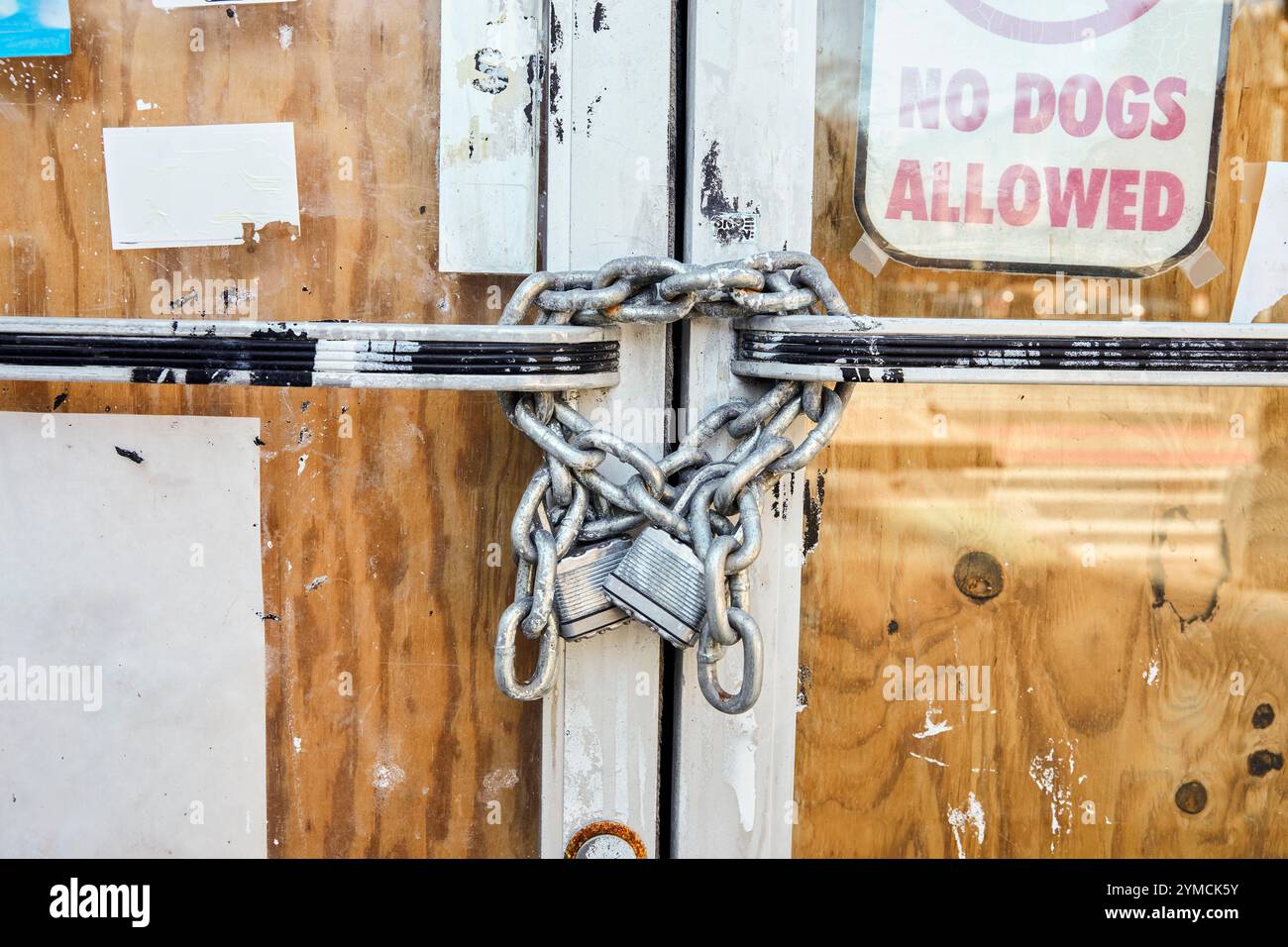 Primo piano della catena e del lucchetto sulla porta a bordo Foto Stock