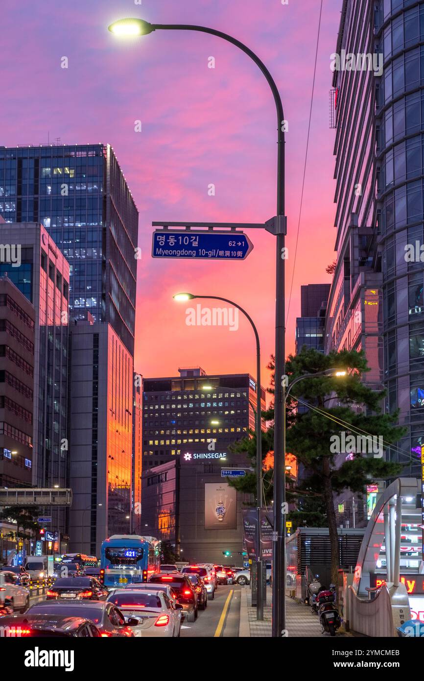Tramonto sul quartiere dello shopping di Myeongdong nel centro di Seoul, capitale della Corea del Sud il 16 settembre 2021 Foto Stock