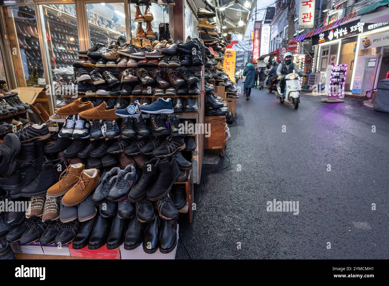 Il 25 gennaio 2022 si trova al mercato nel quartiere commerciale di Myeongdong nel centro di Seoul, capitale della Corea del Sud Foto Stock
