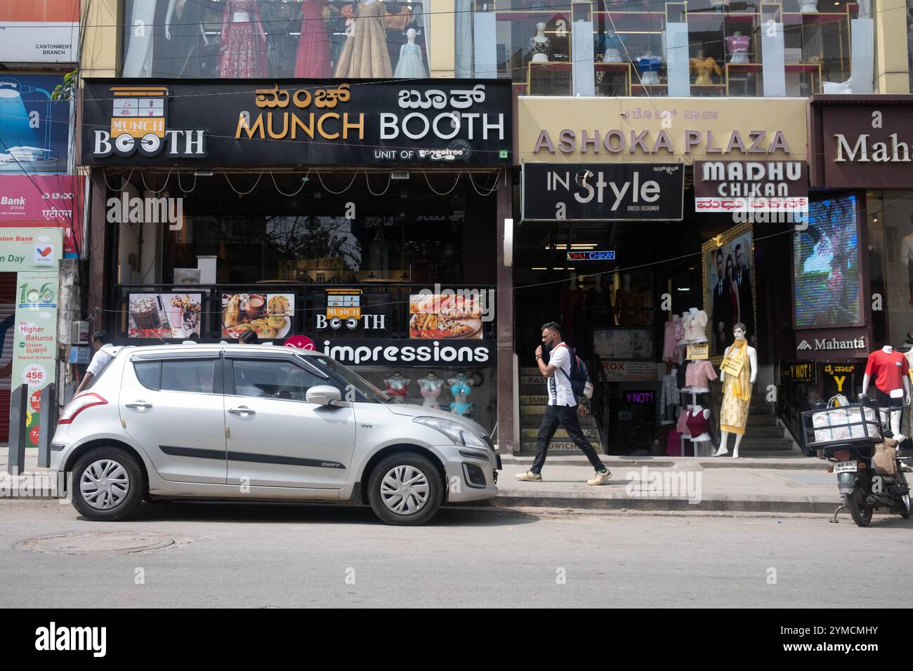 Scene di strada di Bengaluru, India Foto Stock