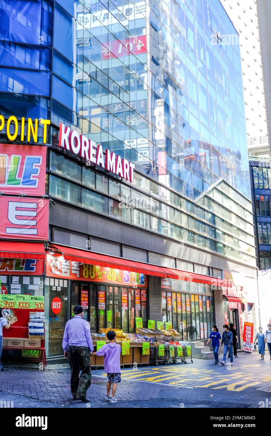 Quartiere dello shopping di Myeongdong nel centro di Seoul, capitale della Corea del Sud, il 18 settembre 2024 Foto Stock