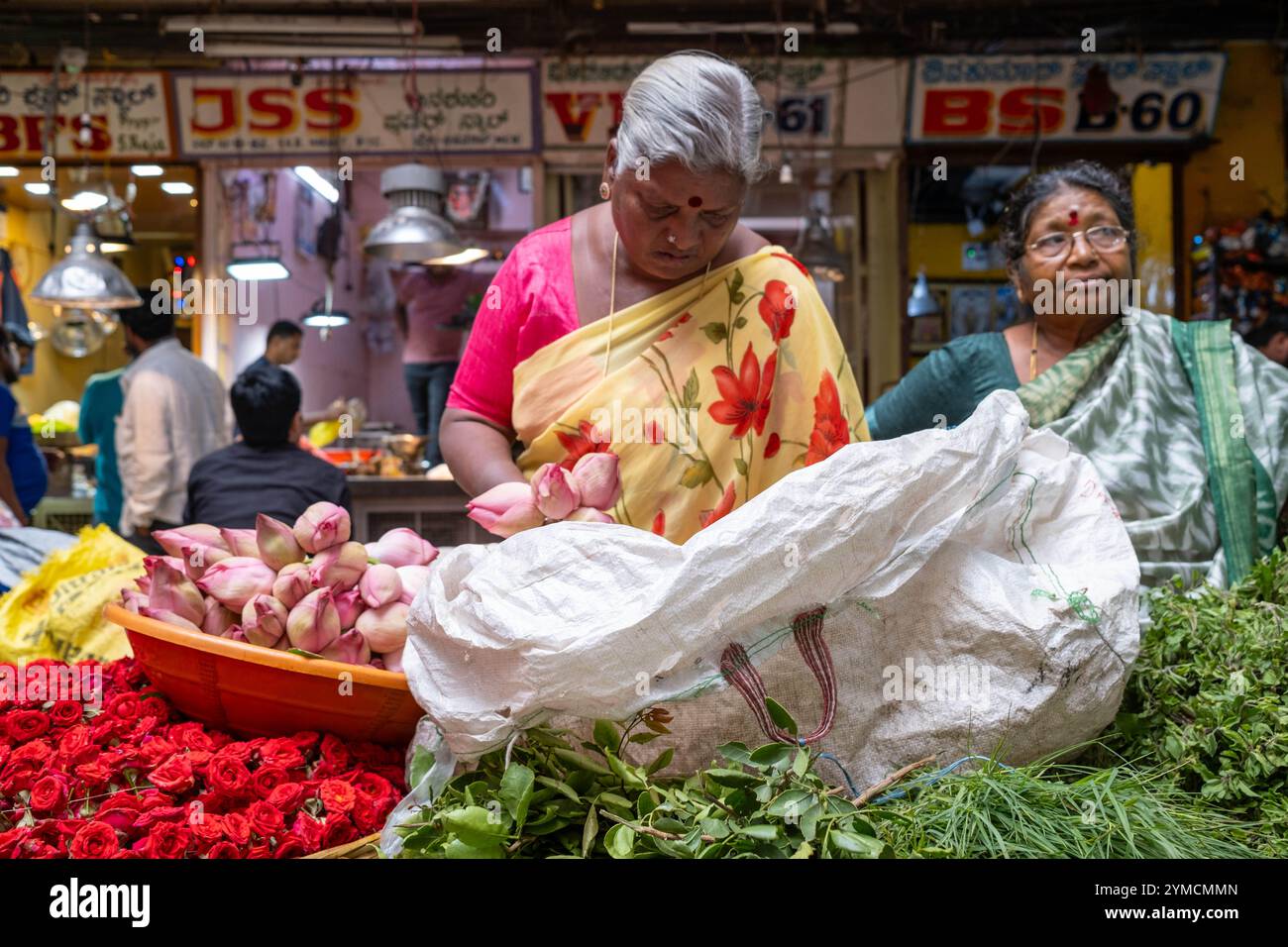 Marcatore di fiori all'ingrosso, Bengaluru, India Foto Stock