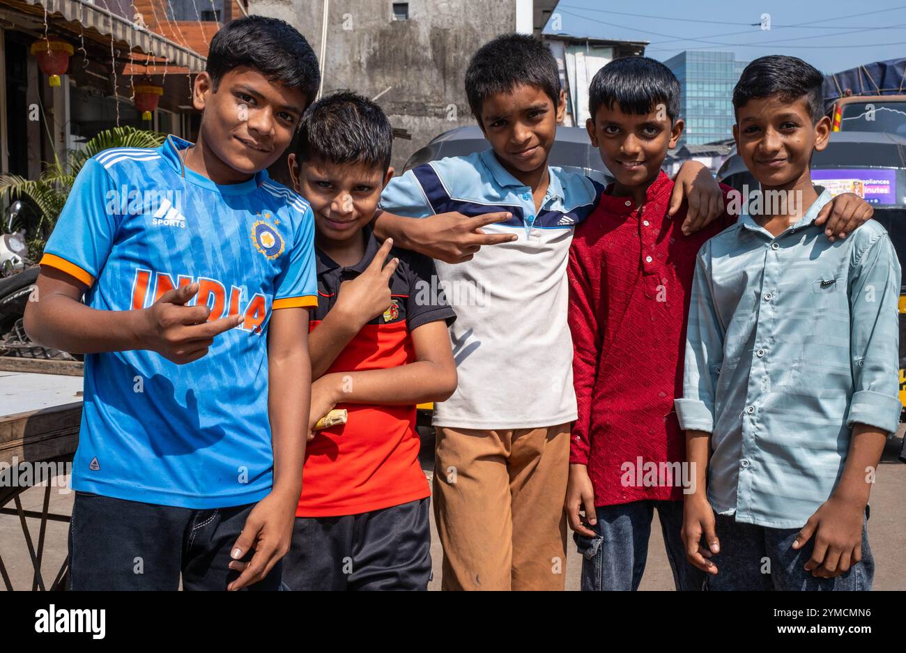 Ragazzi per strada, Mumbai, India Foto Stock