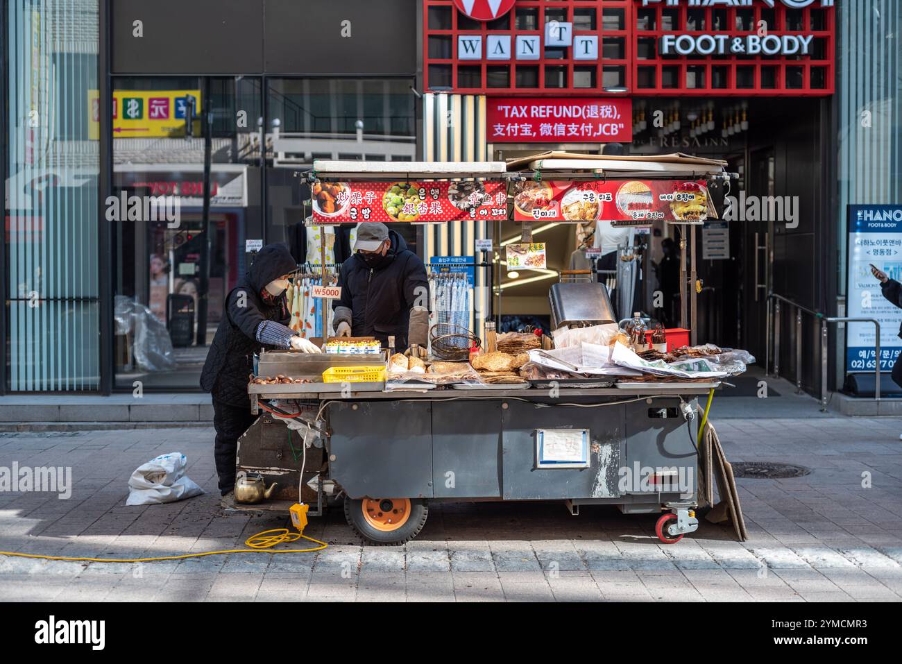 Bancarelle di Street food nel quartiere dello shopping di Myeongdong nel centro di Seoul, capitale della Corea del Sud, il 20 marzo 2022 Foto Stock