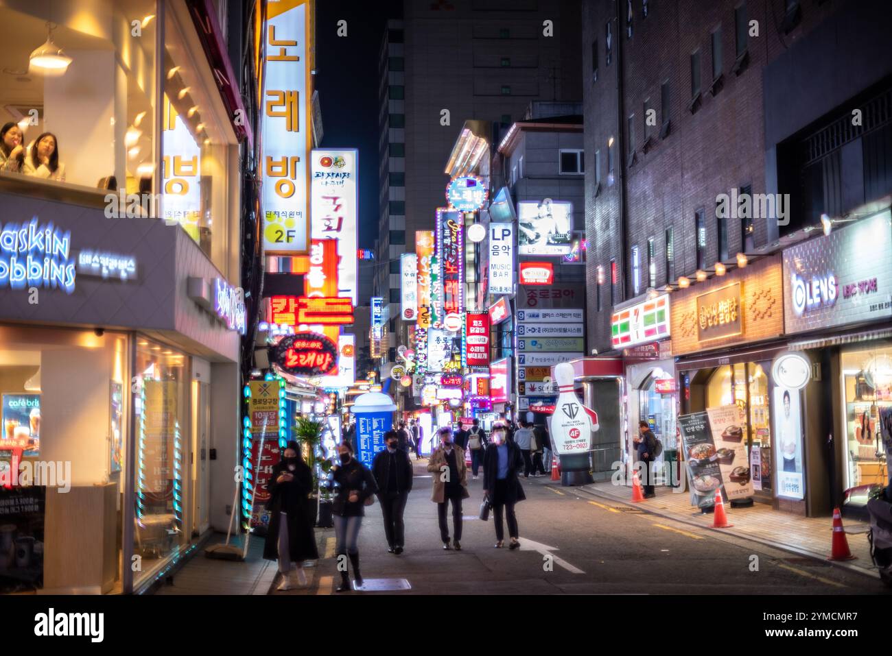 Quartiere dello shopping di Myeongdong nel centro di Seoul, capitale della Corea del Sud il 25 ottobre 2024 Foto Stock