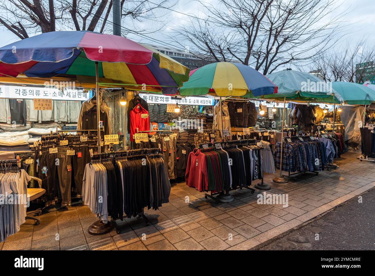 Il 25 gennaio 2022 si trova al mercato nel quartiere commerciale di Myeongdong nel centro di Seoul, capitale della Corea del Sud Foto Stock