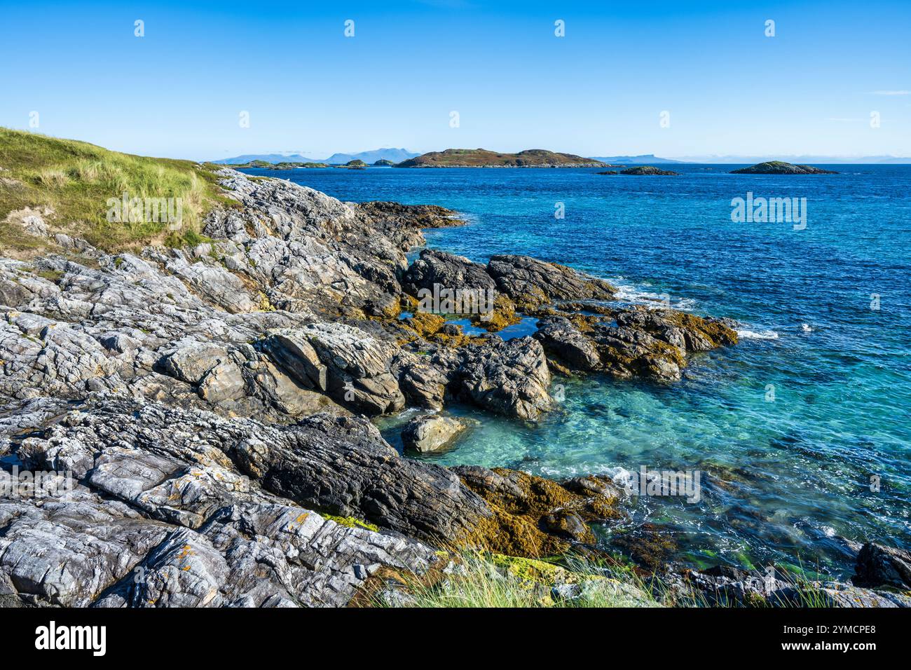 Costa rocciosa sulla costa settentrionale dell'Isola di Coll, Ebridi interne, Scozia, Regno Unito Foto Stock