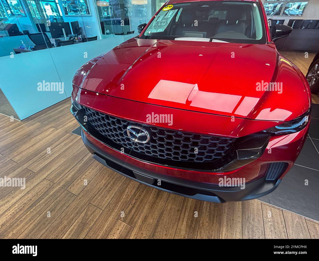 Ocala, Florida, 14 novembre 2024: Nuova Mazda al piano dello showroom di un concessionario. Foto Stock