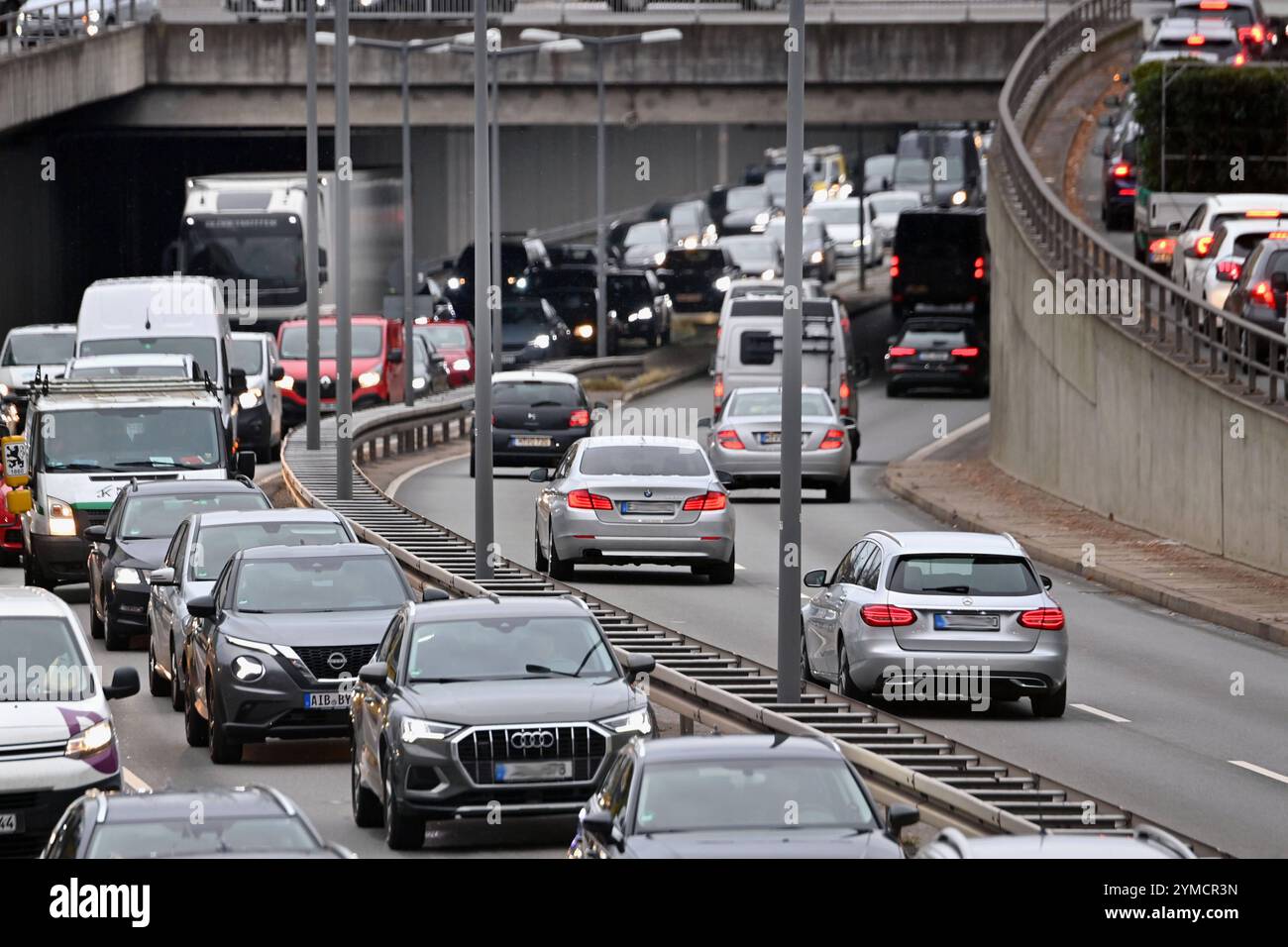 Verstopfte Hauptverkehrsstrasse, Stau, Stop and Go, Mittlerer Ring, dichter Strassenverkehr auf dem Mittleren Ring a Monaco. Tegernseer Landstrasse, Berufsverkehr. *** Strada principale congestionata, ingorgo, fermata e andare, Mittlerer Ring, traffico pesante sul Mittlerer Ring a Monaco di Baviera Tegernseer Landstrasse, traffico nelle ore di punta Foto Stock