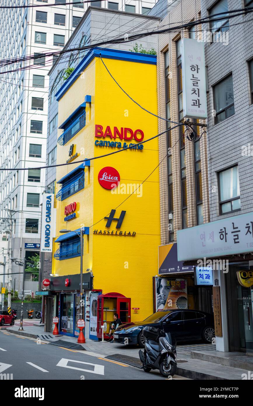 Negozio di fotocamere bando nel quartiere dello shopping di Myeongdong nel centro di Seoul, capitale della Corea del Sud, il 24 luglio 2023 Foto Stock
