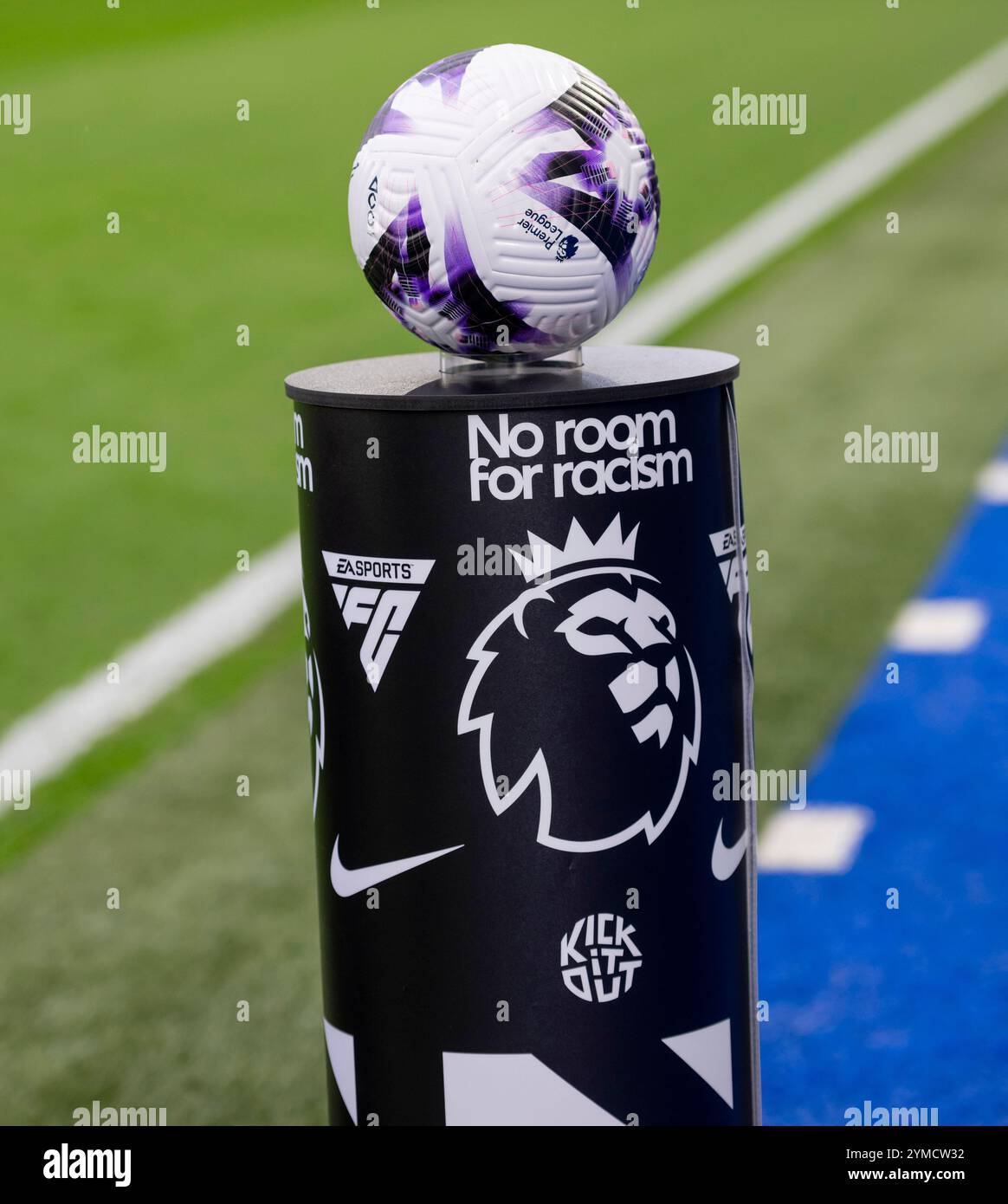 Brighton e Hove Albion contro Arsenal - partita di Premier League all'American Express Community Stadium di Brighton. Sabato 6 marzo 2024 - Una base per la palla No Room for Racism è esposta in campo prima della partita nessun merchandising. Per le immagini di calcio si applicano restrizioni fa e Premier League inc. Non è consentito l'utilizzo di Internet/dispositivi mobili senza licenza FAPL. Per ulteriori dettagli, contattare Football Dataco Foto Stock