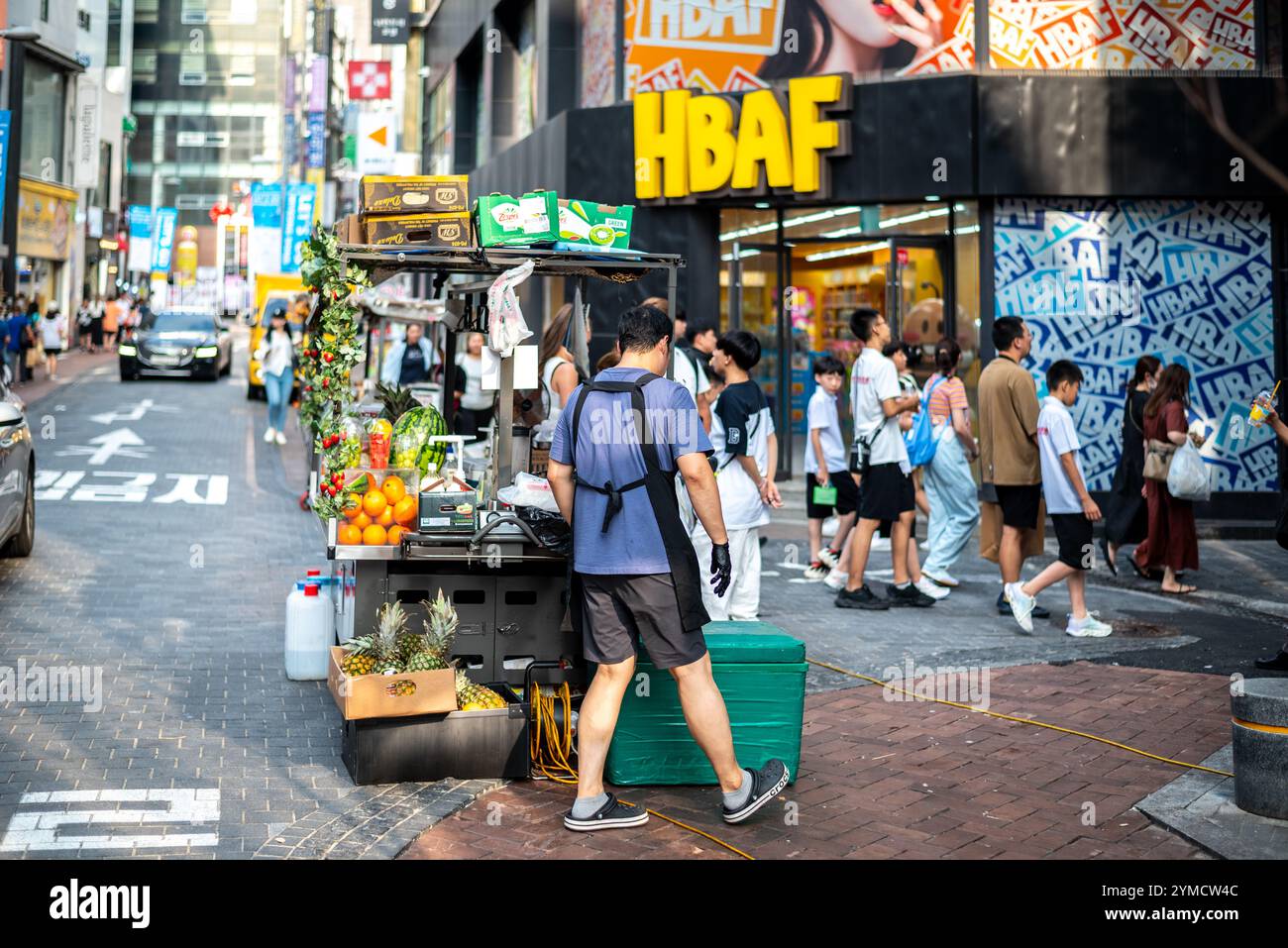 Il 24 luglio 2023 si trova il quartiere dello shopping di Myeongdong nel centro di Seoul, capitale della Corea del Sud Foto Stock