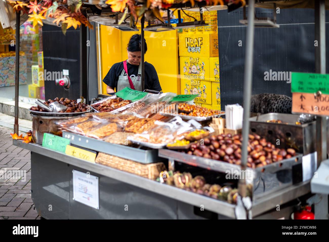 Il 24 luglio 2023 si trova il quartiere dello shopping di Myeongdong nel centro di Seoul, capitale della Corea del Sud Foto Stock