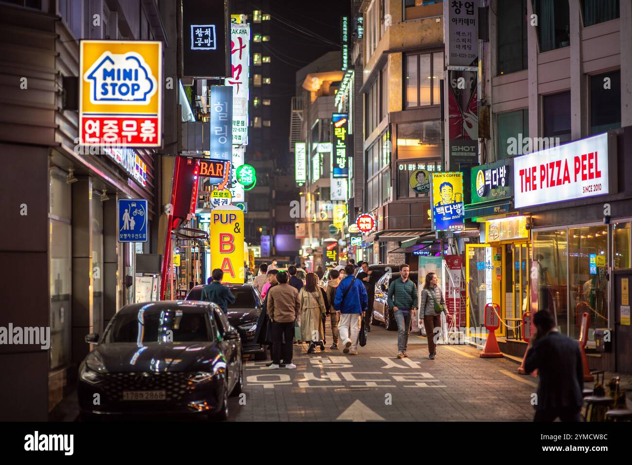 Quartiere dello shopping di Myeongdong nel centro di Seoul, capitale della Corea del Sud, il 13 aprile 2023 Foto Stock