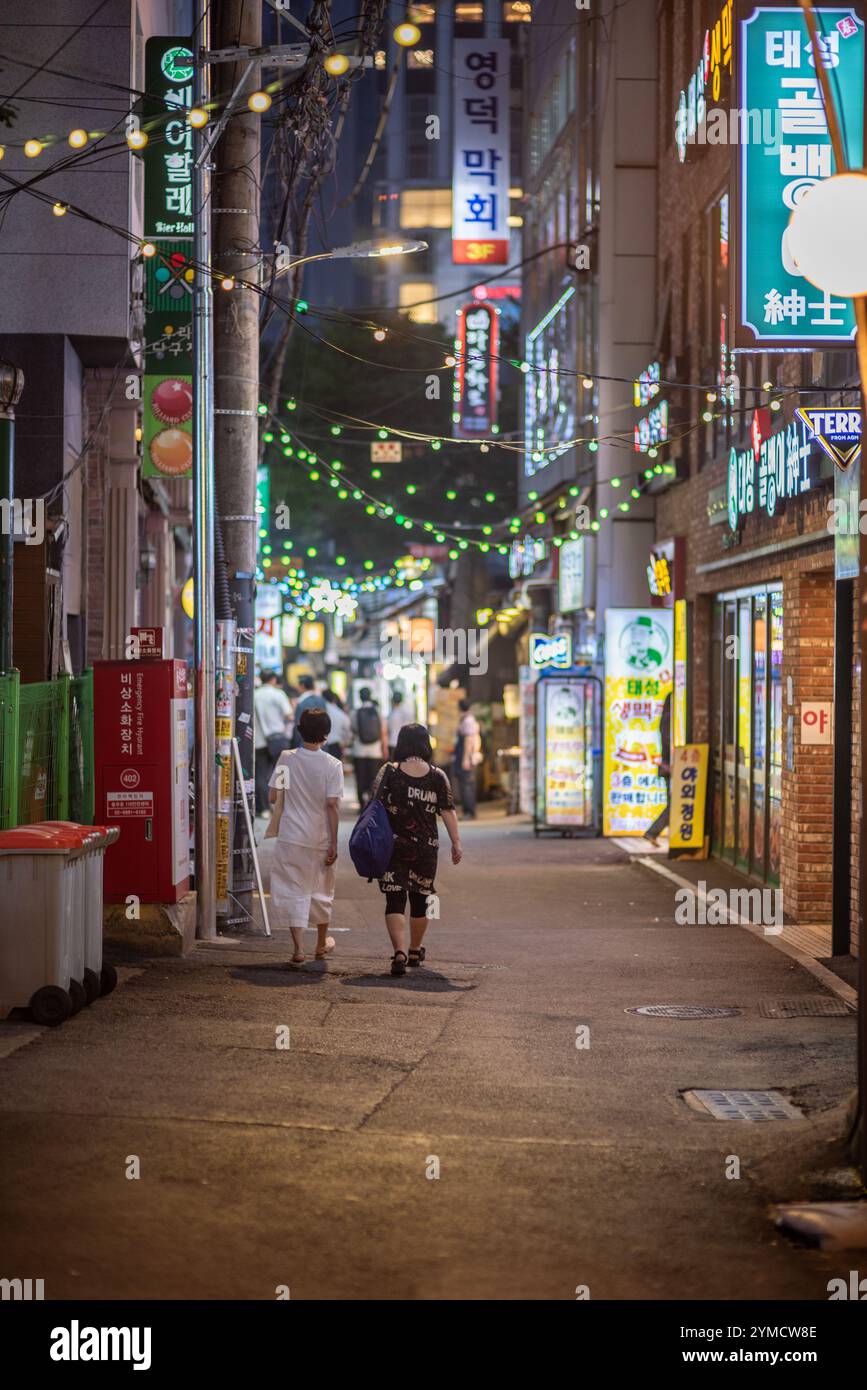 Quartiere dello shopping di Myeongdong nel centro di Seoul, capitale della Corea del Sud, il 23 giugno 2023 Foto Stock