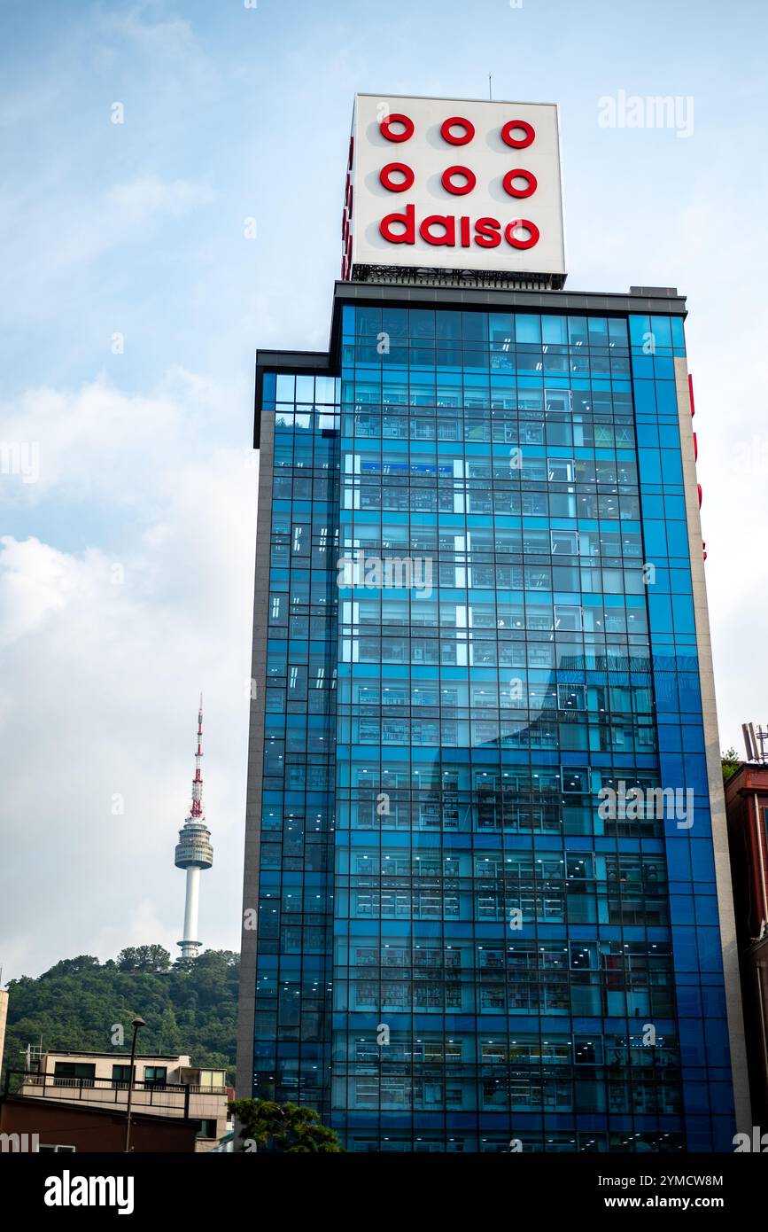 Enorme negozio Daiso nel quartiere dello shopping di Myeongdong nel centro di Seoul, capitale della Corea del Sud, il 24 luglio 2023 Foto Stock