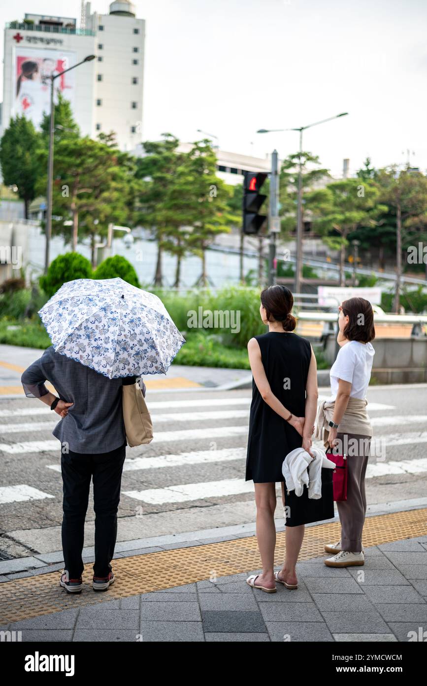 Donne nel quartiere dello shopping di Myeongdong nel centro di Seoul, capitale della Corea del Sud, il 24 luglio 2023 Foto Stock