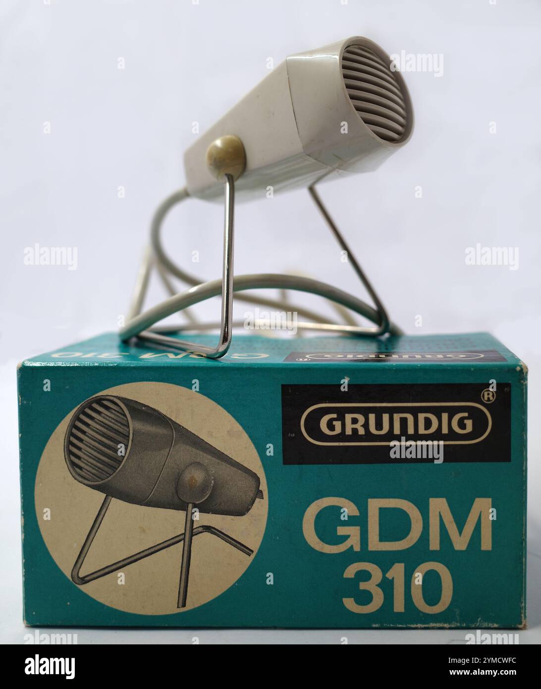 Itterbeck, Germania - 18 ottobre 2024 Grundig GDM 310, un microfono dinamico in un alloggiamento in plastica degli anni sessanta Foto Stock