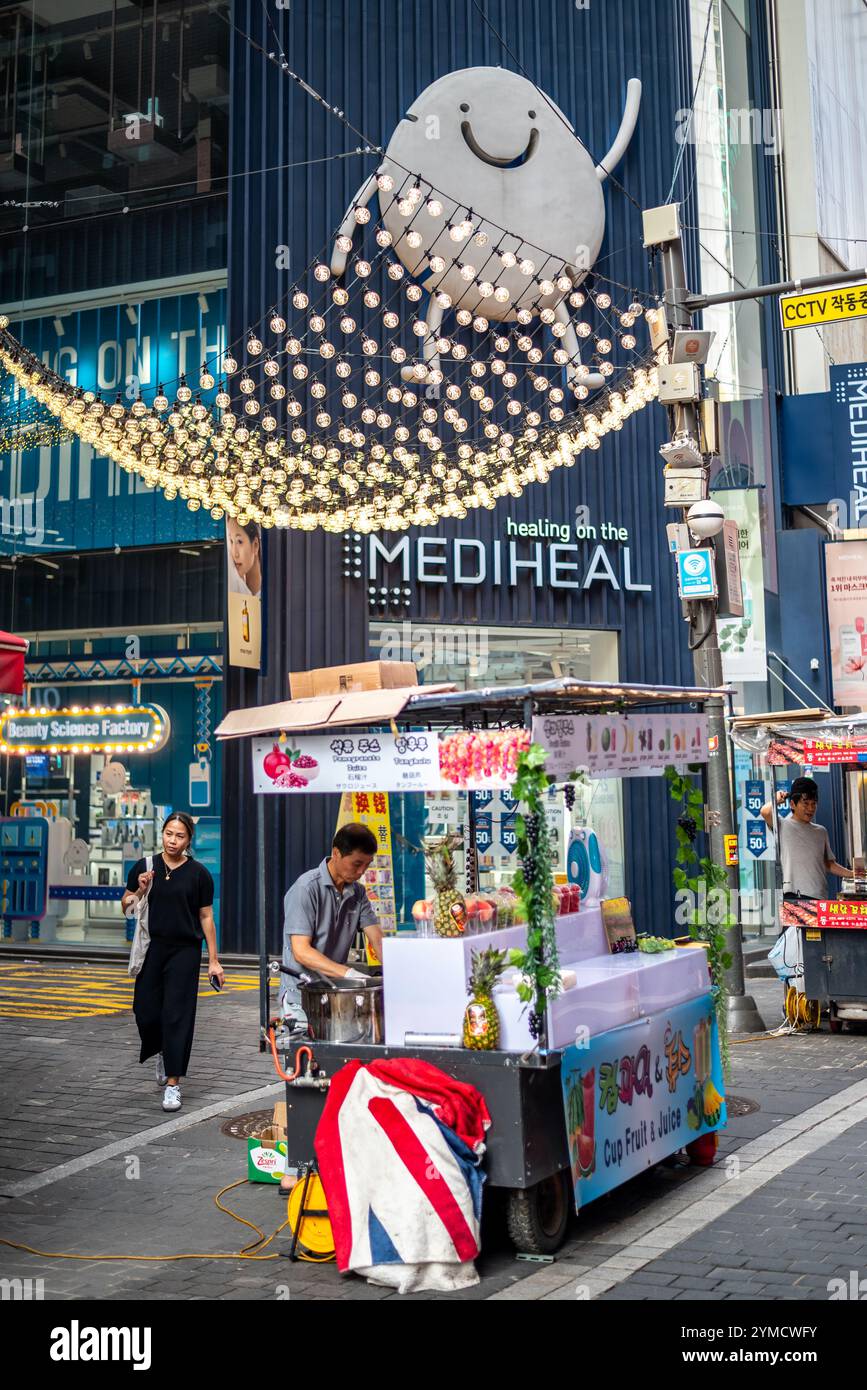 Quartiere dello shopping di Myeongdong nel centro di Seoul, capitale della Corea del Sud, il 24 luglio 2023 Foto Stock