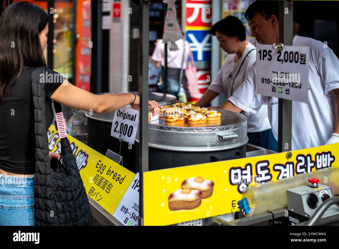 Il 24 luglio 2023 si trova il quartiere dello shopping di Myeongdong nel centro di Seoul, capitale della Corea del Sud Foto Stock