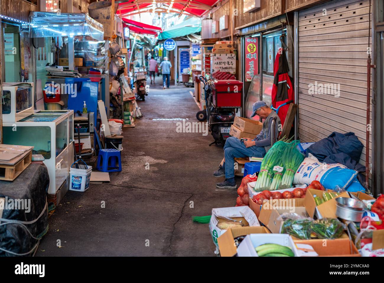Mercato di Namdaemun nel quartiere dello shopping di Myeongdong nel centro di Seoul, capitale della Corea del Sud, il 24 luglio 2023 Foto Stock
