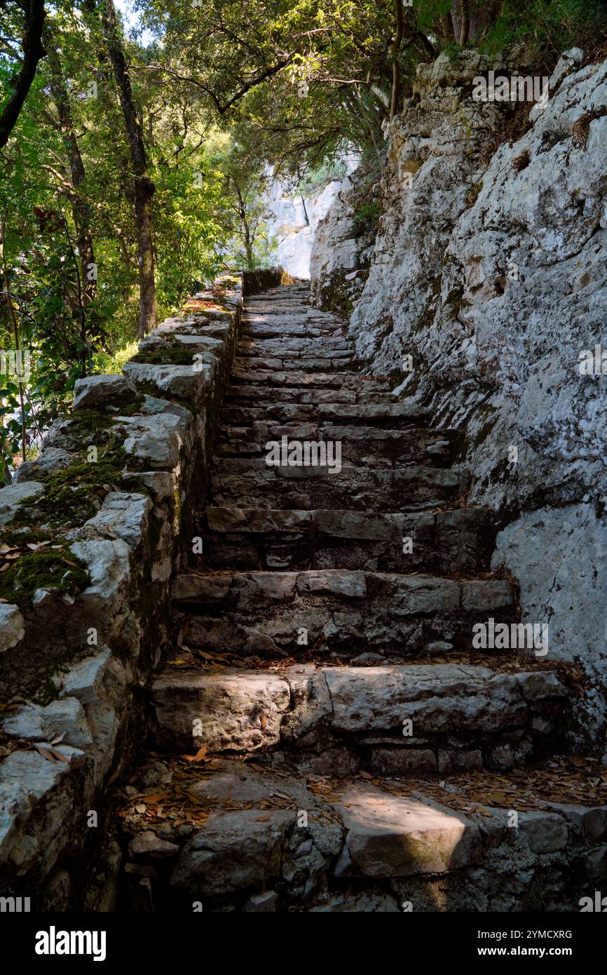 La scalinata conduce alla Grotta del santo arcangelo Michele, Monte San Giovanni in Sabina, Provincia di Rieti, regione Lazio, Monti Sabini, Italia Foto Stock