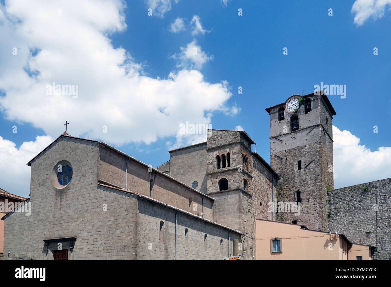 Facciata della chiesa, San Pietro, chiesa cattolica romana, Tuscania, provincia di Viterbo, regione Lazio, Italia Foto Stock