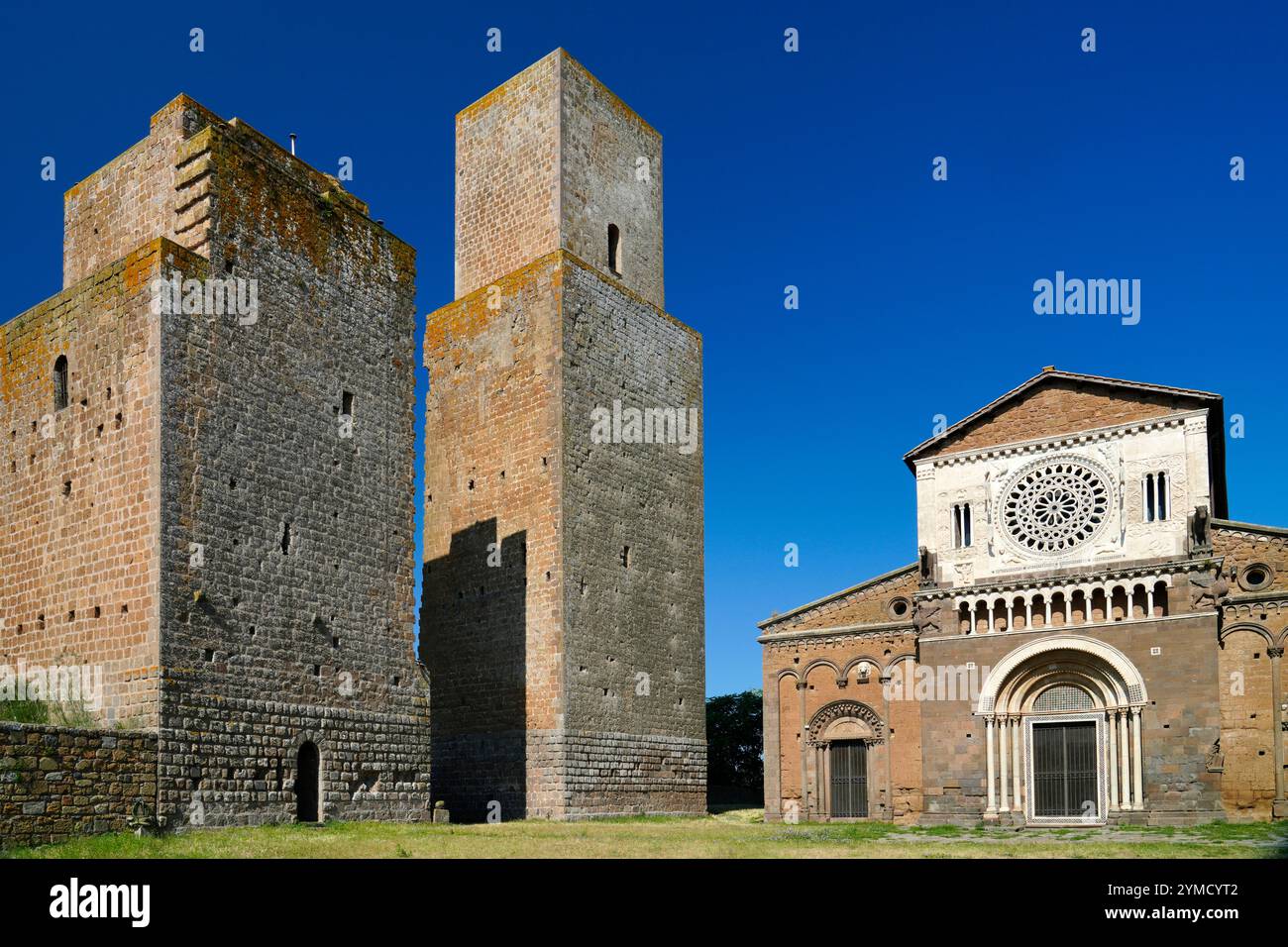 Facciata della chiesa, San Pietro, chiesa cattolica romana, Tuscania, provincia di Viterbo, regione Lazio, Italia Foto Stock