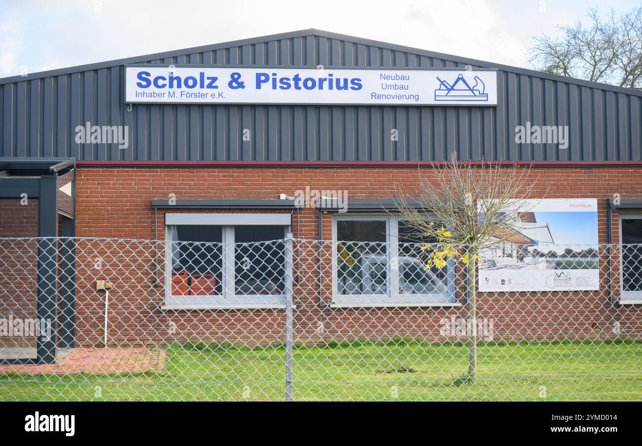 Springe, Germania. 21 novembre 2024. Un cartello è appeso sulla falegnameria "Scholz & Pistorius". Mentre l'SPD si chiede se Olaf Scholz o Boris Pistorius sia il candidato migliore per il cancelliere, una piccola falegnameria della regione di Hannover ha una sua visione delle cose. I loro fondatori 60 anni fa si chiamavano Scholz e Pistorius. Ai due maestri carpentieri piaceva discutere di tanto in tanto, ma alla fine trovarono sempre una buona soluzione Credito: Julian Stratenschulte/dpa/Alamy Live News Foto Stock