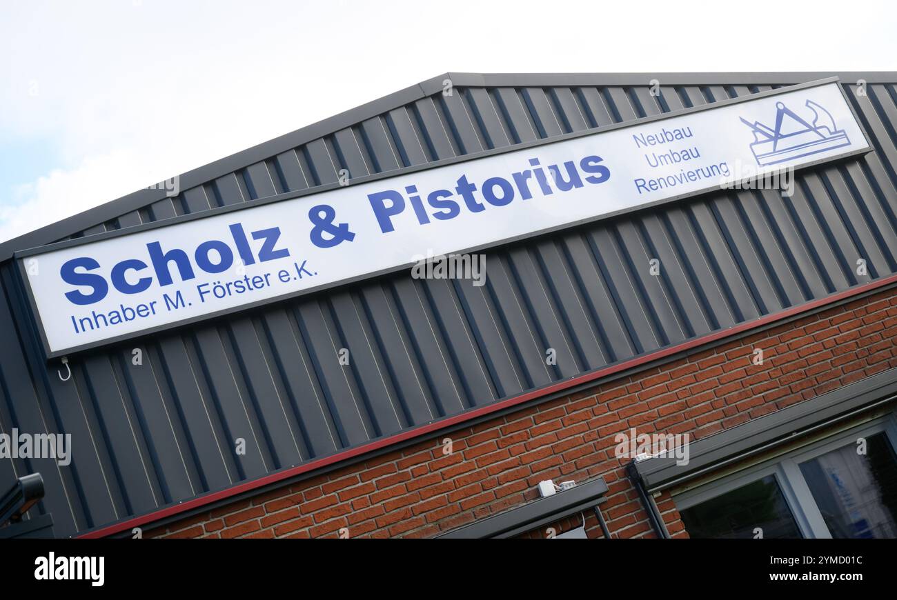 Springe, Germania. 21 novembre 2024. Un cartello è appeso sulla falegnameria "Scholz & Pistorius". Mentre l'SPD si chiede se Olaf Scholz o Boris Pistorius sia il candidato migliore per il cancelliere, una piccola falegnameria della regione di Hannover ha una sua visione delle cose. I loro fondatori 60 anni fa si chiamavano Scholz e Pistorius. Ai due maestri falegnami piaceva discutere a volte, ma alla fine trovarono sempre una buona soluzione Credito: Julian Stratenschulte/dpa/Alamy Live News Foto Stock