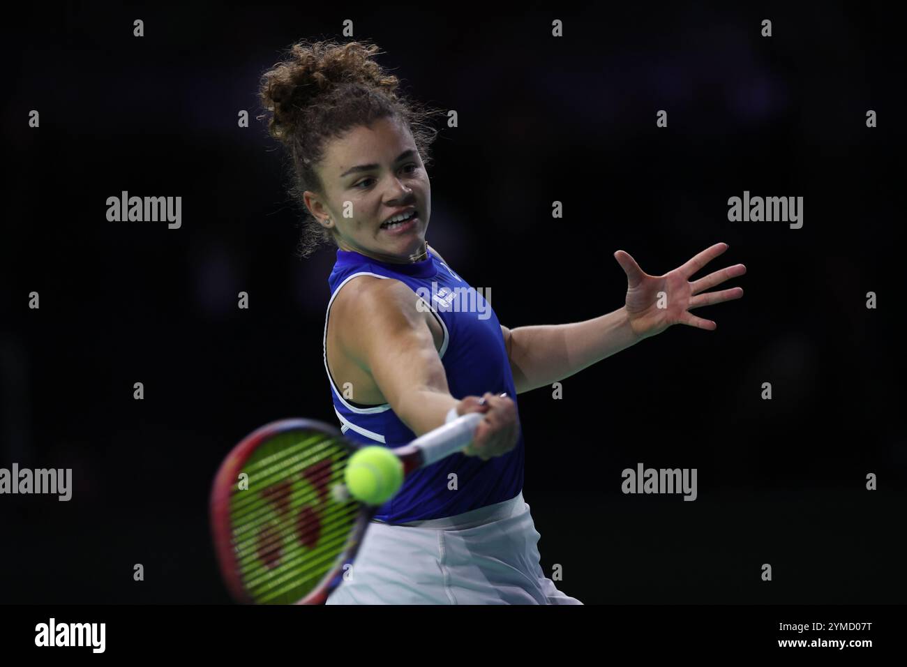 Malaga, Spagna. 20 novembre 2024. Jasmine Paolini dell'Italia, in azione contro la Slovacchia Rebecca Sramkova durante la finale della Billie Jean King Cup, al Palacio de Deportes Jose Maria Martin Carpena Arena di Malaga. Crediti: Isabel Infantes/Alamy Live News Foto Stock