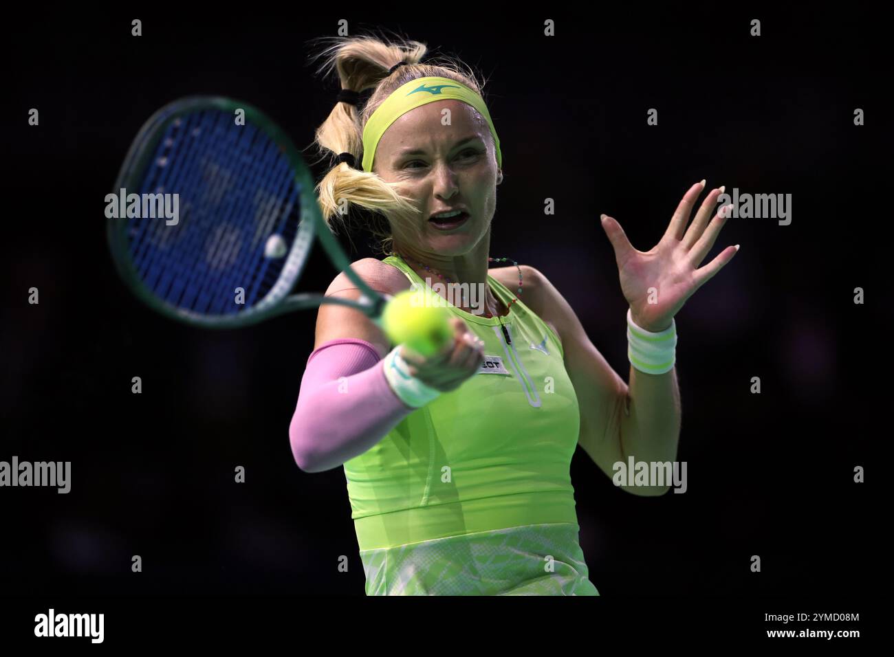 Malaga, Spagna. 20 novembre 2024. Rebecca Sramkova, Slovacchia, in azione contro Jasmine Paolini, dell'Italia, durante la finale della Billie Jean King Cup, al Palacio de Deportes Jose Maria Martin Carpena Arena di Malaga. Crediti: Isabel Infantes/Alamy Live News Foto Stock