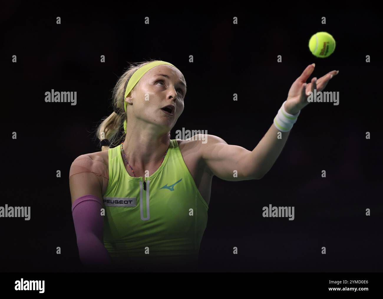 Malaga, Spagna. 20 novembre 2024. Rebecca Sramkova, Slovacchia, in azione contro Jasmine Paolini, dell'Italia, durante la finale della Billie Jean King Cup, al Palacio de Deportes Jose Maria Martin Carpena Arena di Malaga. Crediti: Isabel Infantes/Alamy Live News Foto Stock