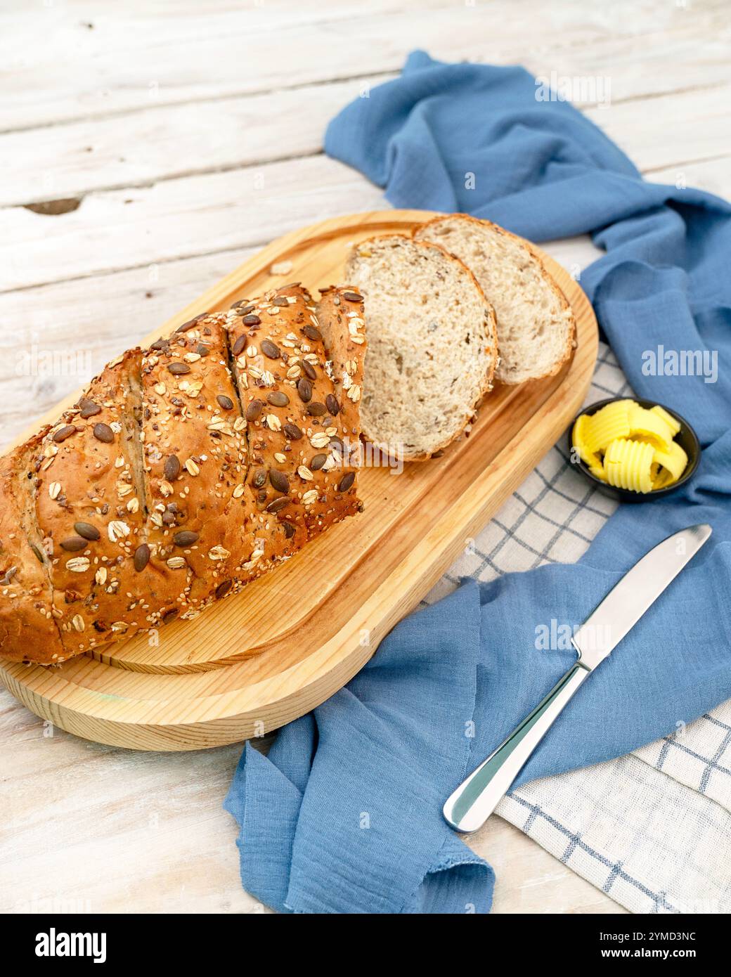 Pane di pane di seme italiano sano con burro Foto Stock