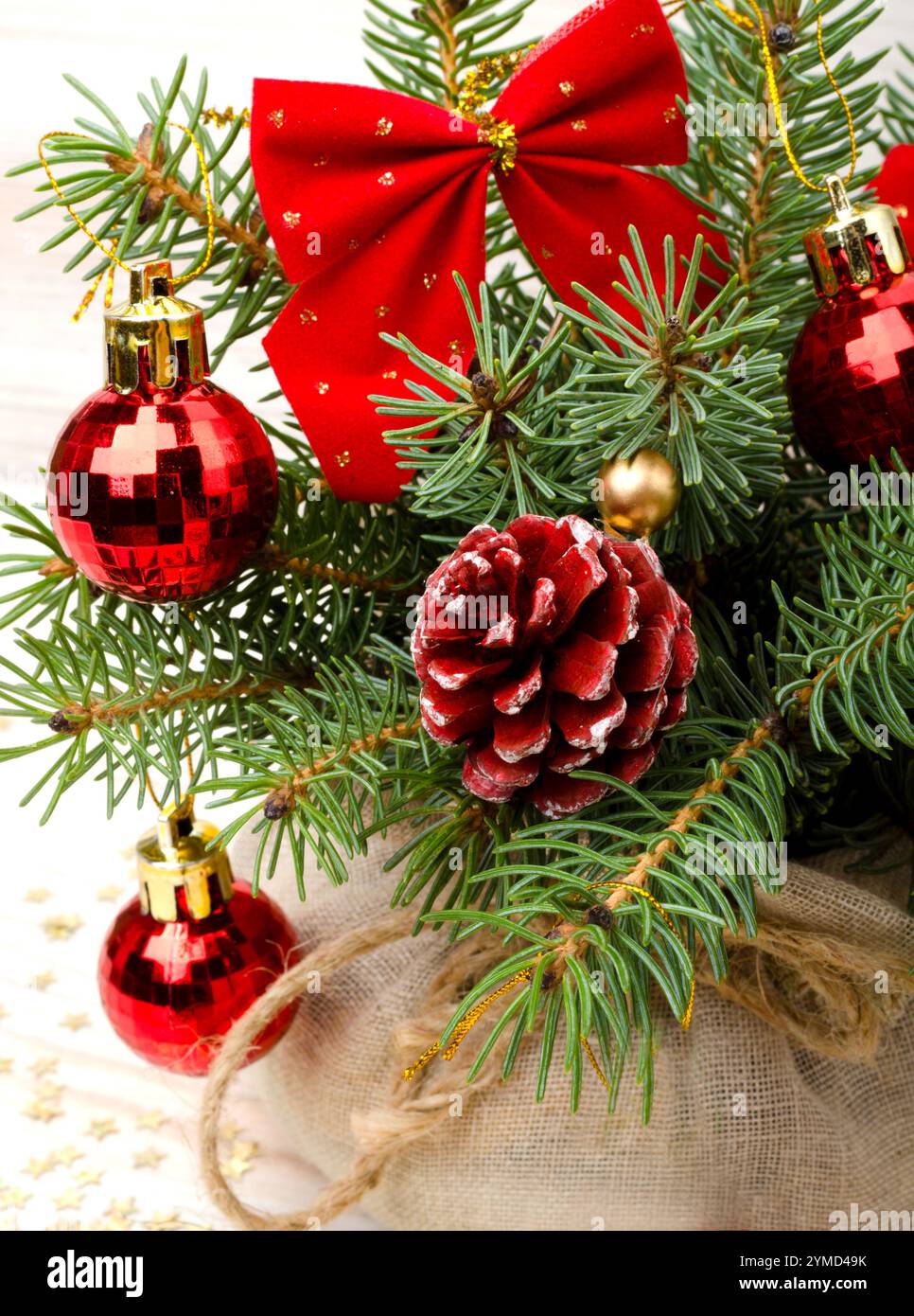 Tessera di Capodanno, rami di alberi di Natale, palle, regalo, coni e arco. Atmosfera festiva di Natale e Capodanno. Foto Stock